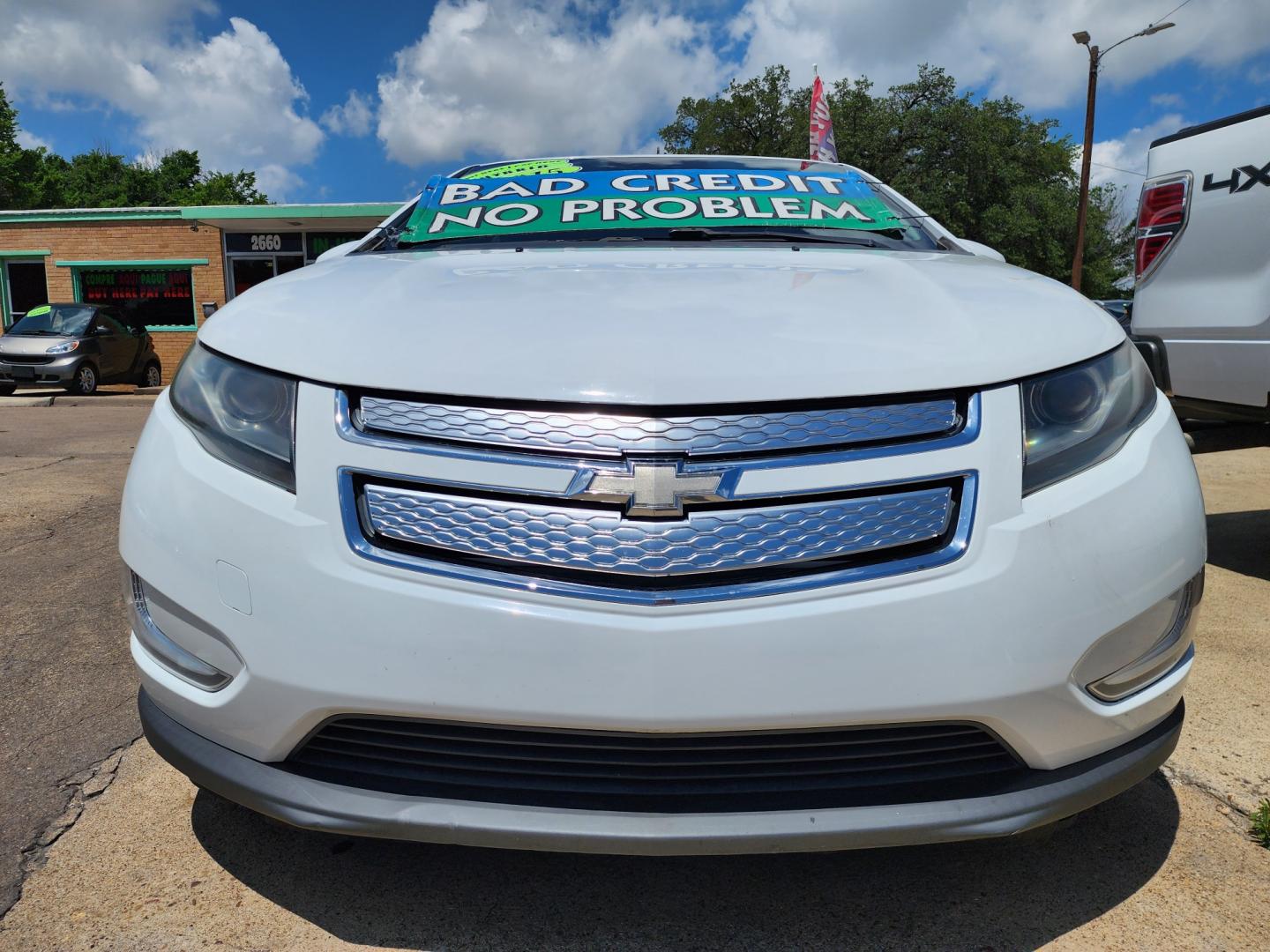 2015 WHITE Chevrolet Volt (1G1RA6E45FU) with an ELECTRIC engine, Continuously Variable Transmission transmission, located at 2660 S.Garland Avenue, Garland, TX, 75041, (469) 298-3118, 32.885551, -96.655602 - Welcome to DallasAutos4Less, one of the Premier BUY HERE PAY HERE Dealers in the North Dallas Area. We specialize in financing to people with NO CREDIT or BAD CREDIT. We need proof of income, proof of residence, and a ID. Come buy your new car from us today!! This is a very well cared for 2015 Ch - Photo#9